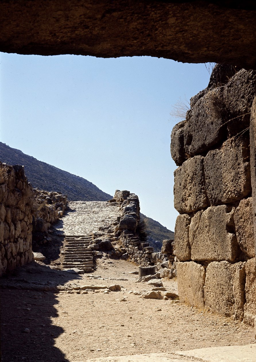 Ansicht der Allee vom Löwentor: Stätte der antiken Stadt Mykene, im Peloponnes (1500-1100 v. Chr.) von Late Helladic Period Mycenaean