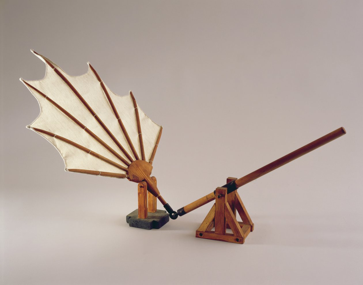 Modellrekonstruktion von da Vincis Entwurf für einen schlagenden Flügel (Holz und Stoff) von Leonardo da Vinci