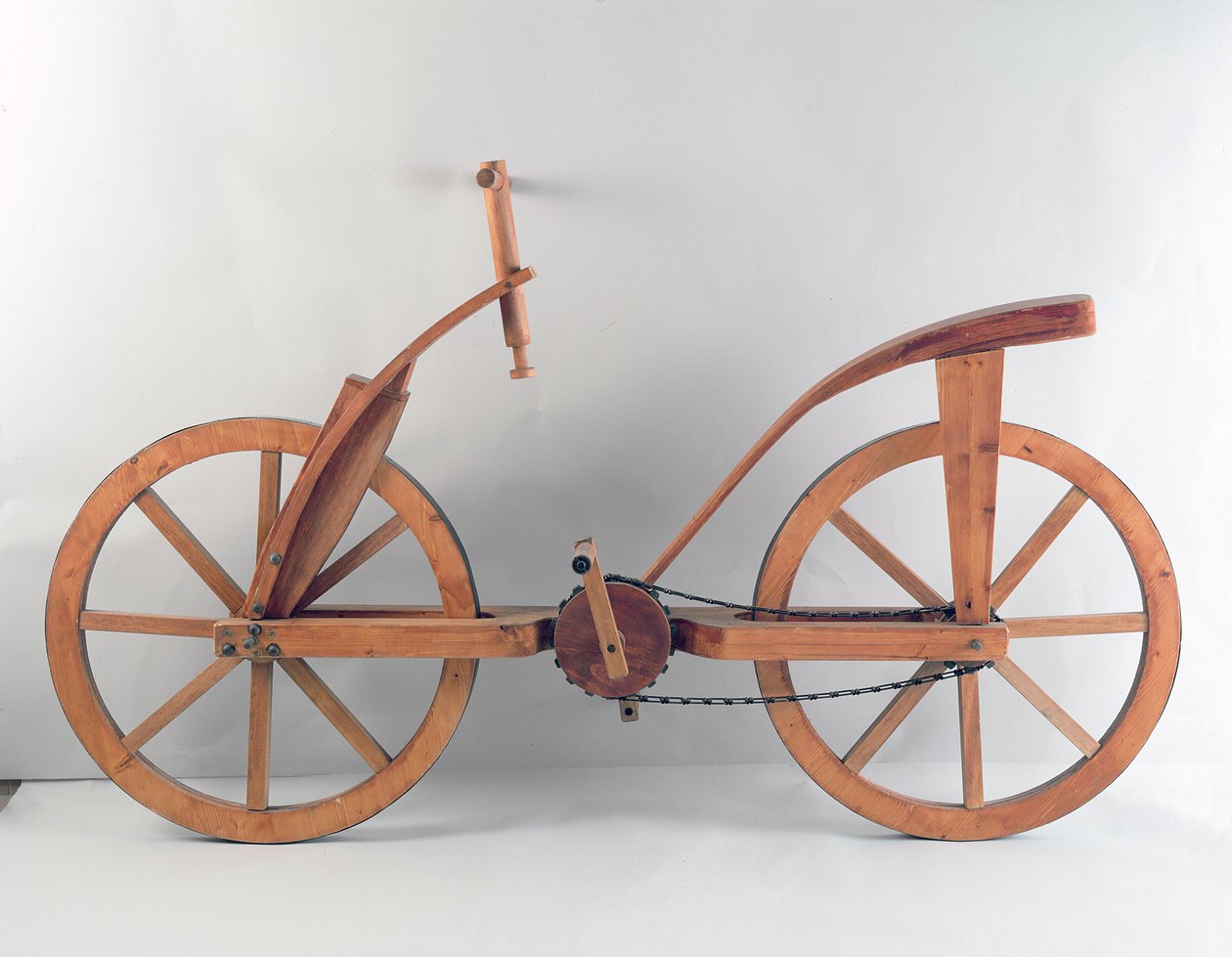 Rekonstruktion von da Vincis Entwurf für ein Fahrrad (Holz) von Leonardo da Vinci