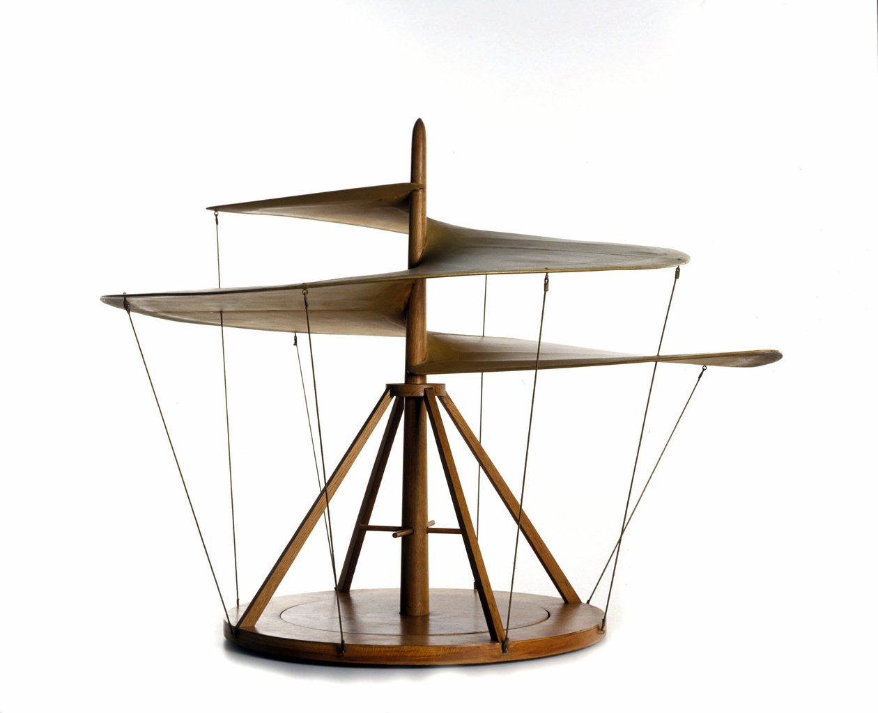 Modell der Luftschraube nach der Zeichnung von Leonardo da Vinci, Flugmaschine, Hubschraubervorläufer - Museum für Wissenschaft und Technologie von Leonardo da Vinci, Mailand von Leonardo da (after) Vinci
