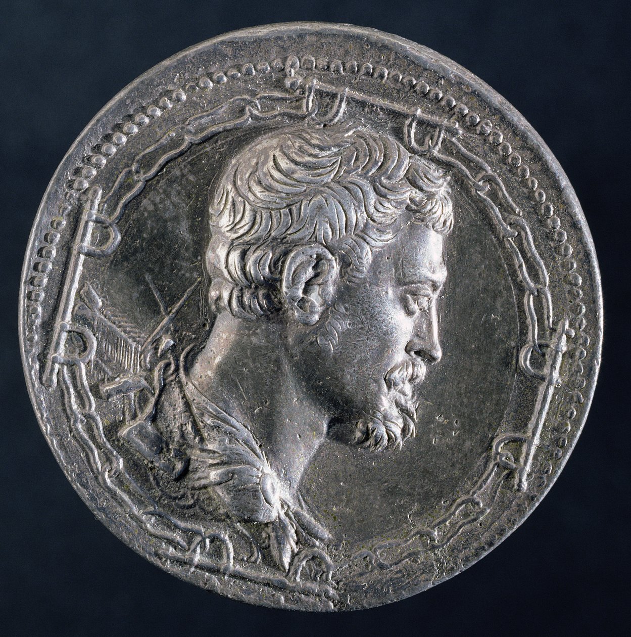 Rückseite des Medaillons von Andrea Doria, das den Künstler umgeben von den Ketten eines Sträflings und mit einer Galeere im Hintergrund zeigt, ca. 1541 (Silber) von Leone Leoni