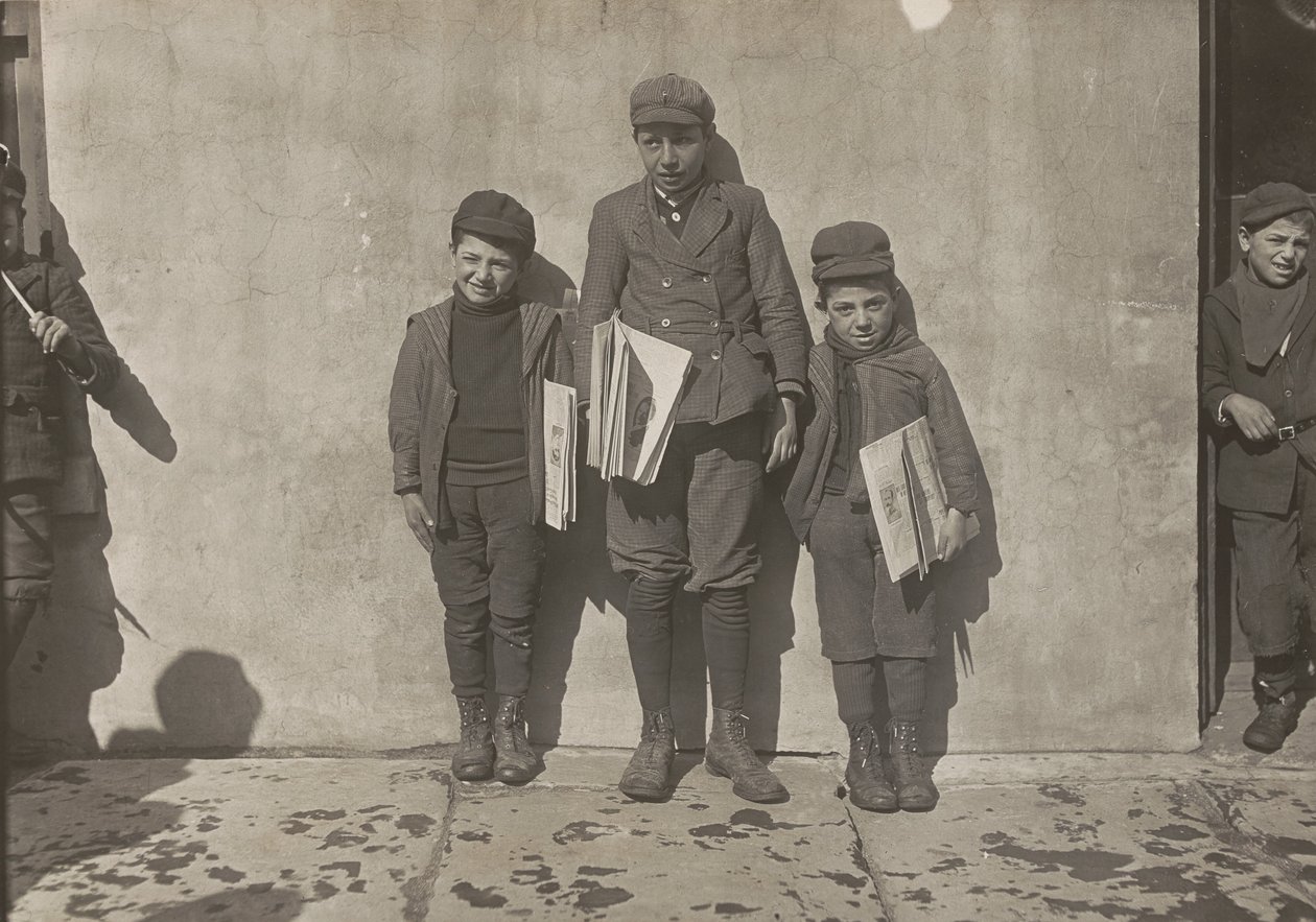 John Pento, 14 Jahre alt, Daniel und Angelo Pento, 7 Jahre alt, verkaufen Zeitungen, Hartford, Connecticut von Lewis Hine