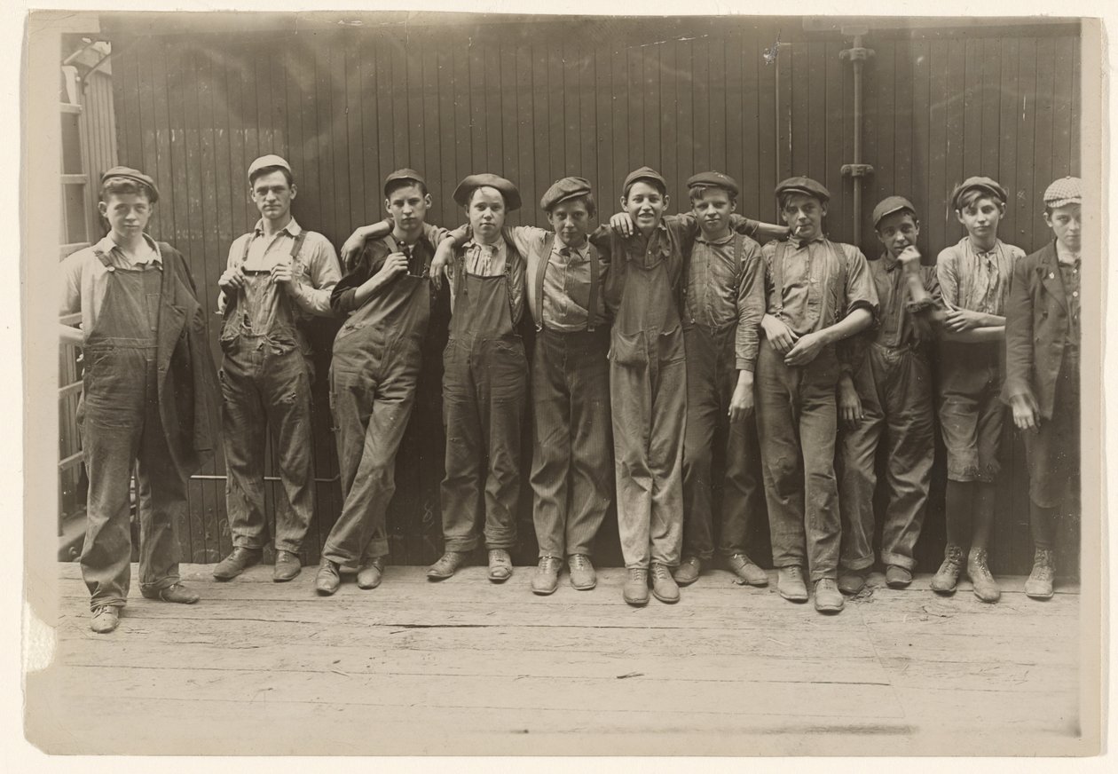 Eine Gruppe junger Männer, die in einer Konservenfabrik in Indianapolis, Indiana, arbeiten von Lewis W. Hine