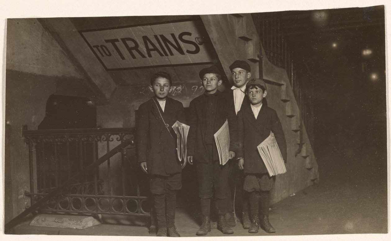 [Vier Zeitungsjungen am Eingang zur U-Bahn, New York City] von Lewis W. Hine