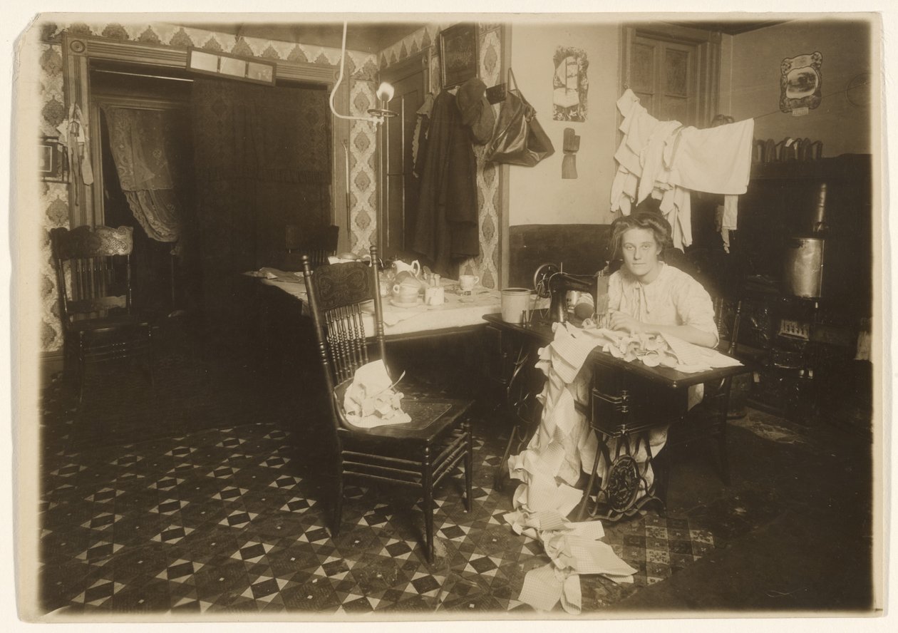 Heimarbeit (Frau an der Nähmaschine) von Lewis W. Hine