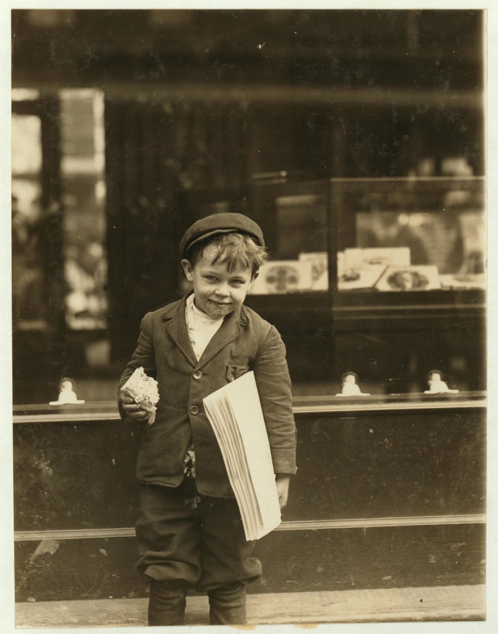 5-jähriger Zeitungsjunge Tommy Hawkins, nur 3 Fuß 4 Zoll groß, arbeitet in St. Louis, Missouri, 1910 von Lewis Wickes Hine