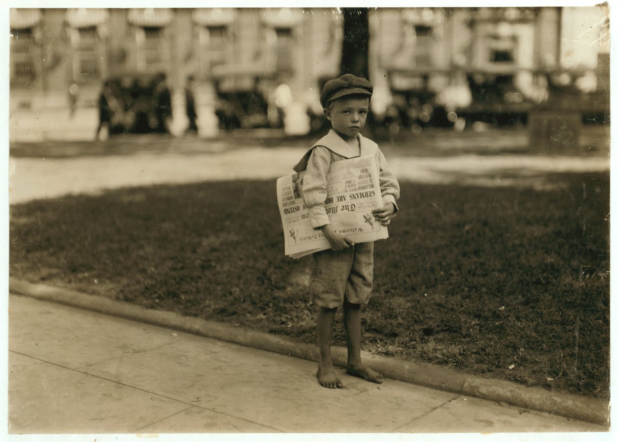 7-jähriger Zeitungsjunge Ferris in Mobile, Alabama, 1914 von Lewis Wickes Hine