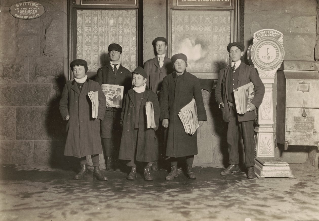 20:30 Uhr. Gruppe von Zeitungsjungen, die am Bahnhof in Hartford, Connecticut, verkaufen. Kleinster Junge 11 Jahre alt. von Lewis Wickes Hine