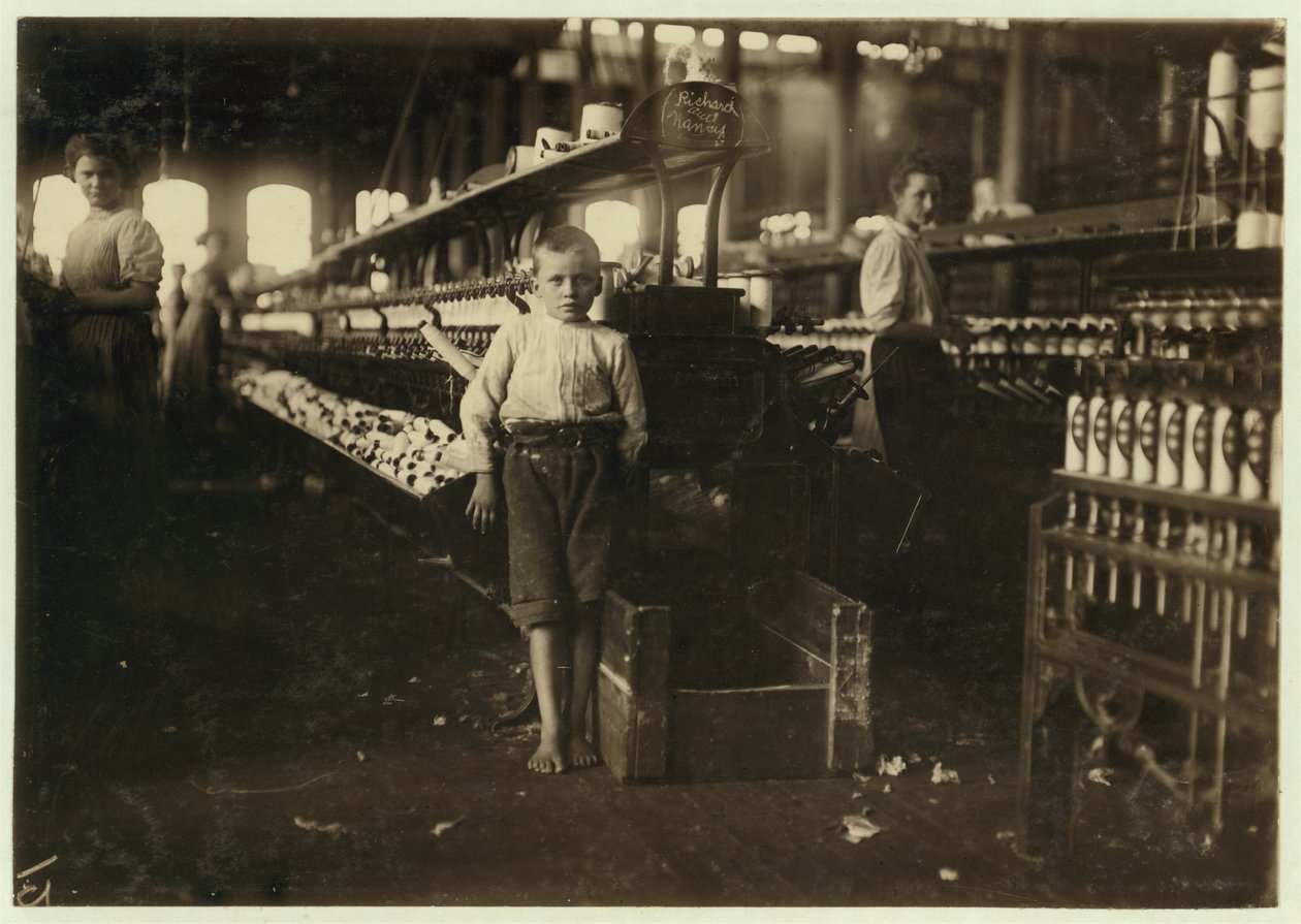 8-jähriger Leo, nur 4 Fuß groß, sammelt Spulen für 15 Cent pro Tag in den Elk Cotton Mills, Fayetteville, Tennessee, 1910 von Lewis Wickes Hine