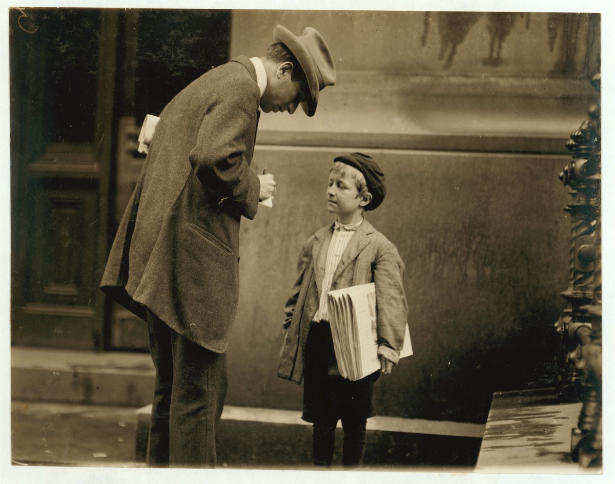 8-jähriger Zeitungsjunge Michael McNelis, der sich gerade von seiner zweiten Lungenentzündung erholt hatte, verkauft Zeitungen im Regensturm, Philadelphia, Pennsylvania, 1910 von Lewis Wickes Hine