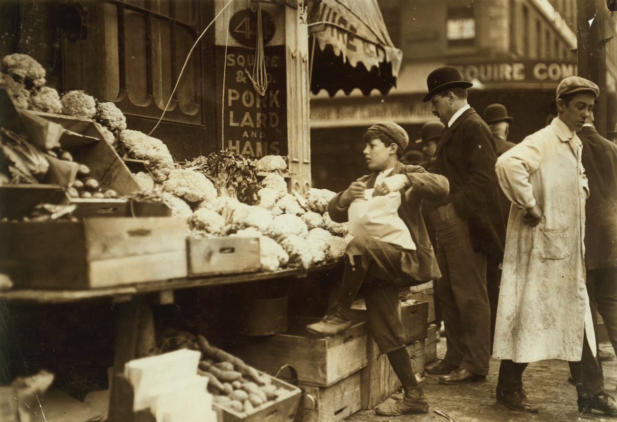 Ein Junge arbeitet an einem Obststand in Boston, Massachusetts von Lewis Wickes Hine