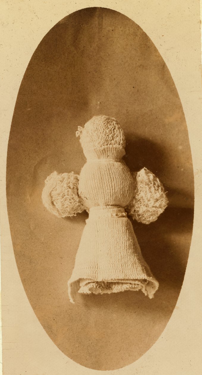 Eine Puppe aus Abfallmaterial, hergestellt von einem Kind in einer Strickfabrik, in der die Mutter arbeitet von Lewis Wickes Hine