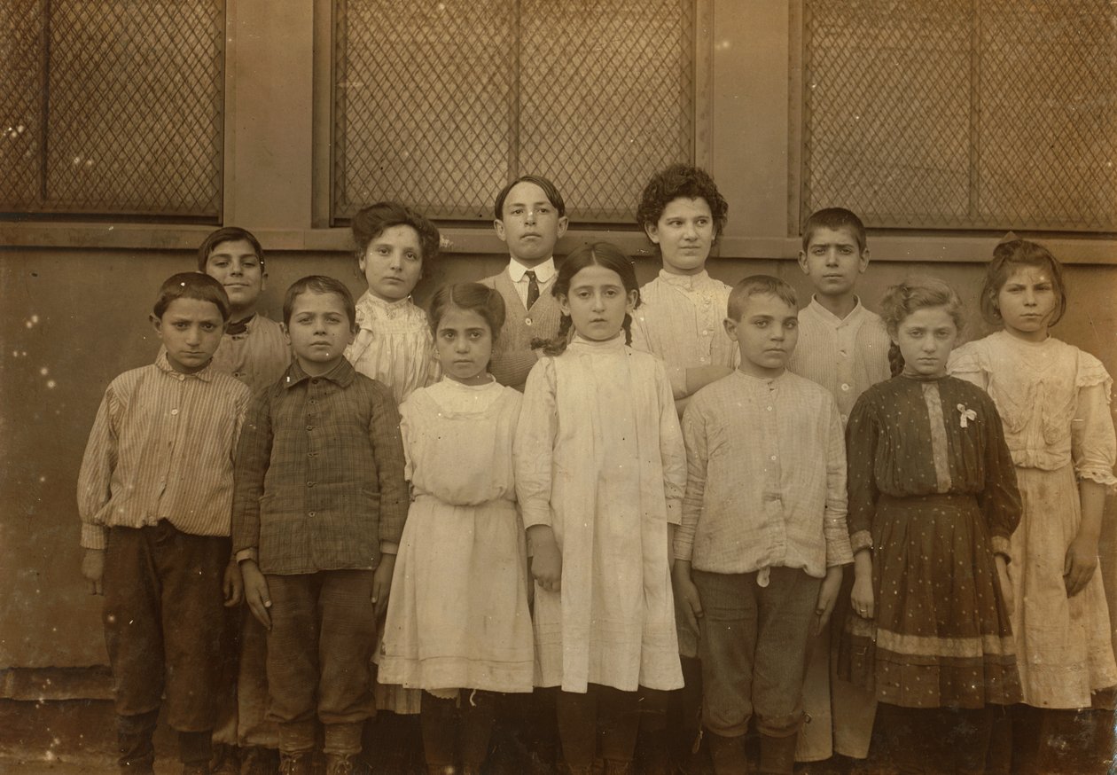Eine Gruppe von Einwandererkindern an der Washington School in Boston, Massachusetts von Lewis Wickes Hine