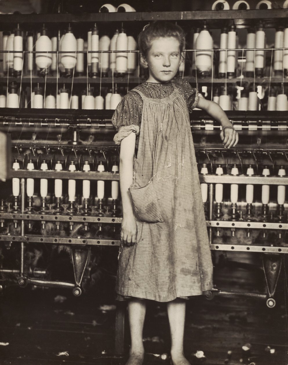 Addie Card, 12 Jahre alt. Spinnerin in Baumwollfabrik, North Pownal, Vermont von Lewis Wickes Hine