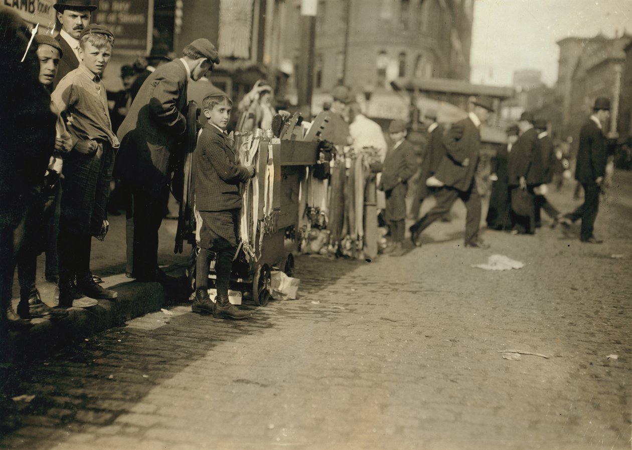 Jungen verkaufen Kleinigkeiten auf der Straße in Boston, Massachusetts von Lewis Wickes Hine