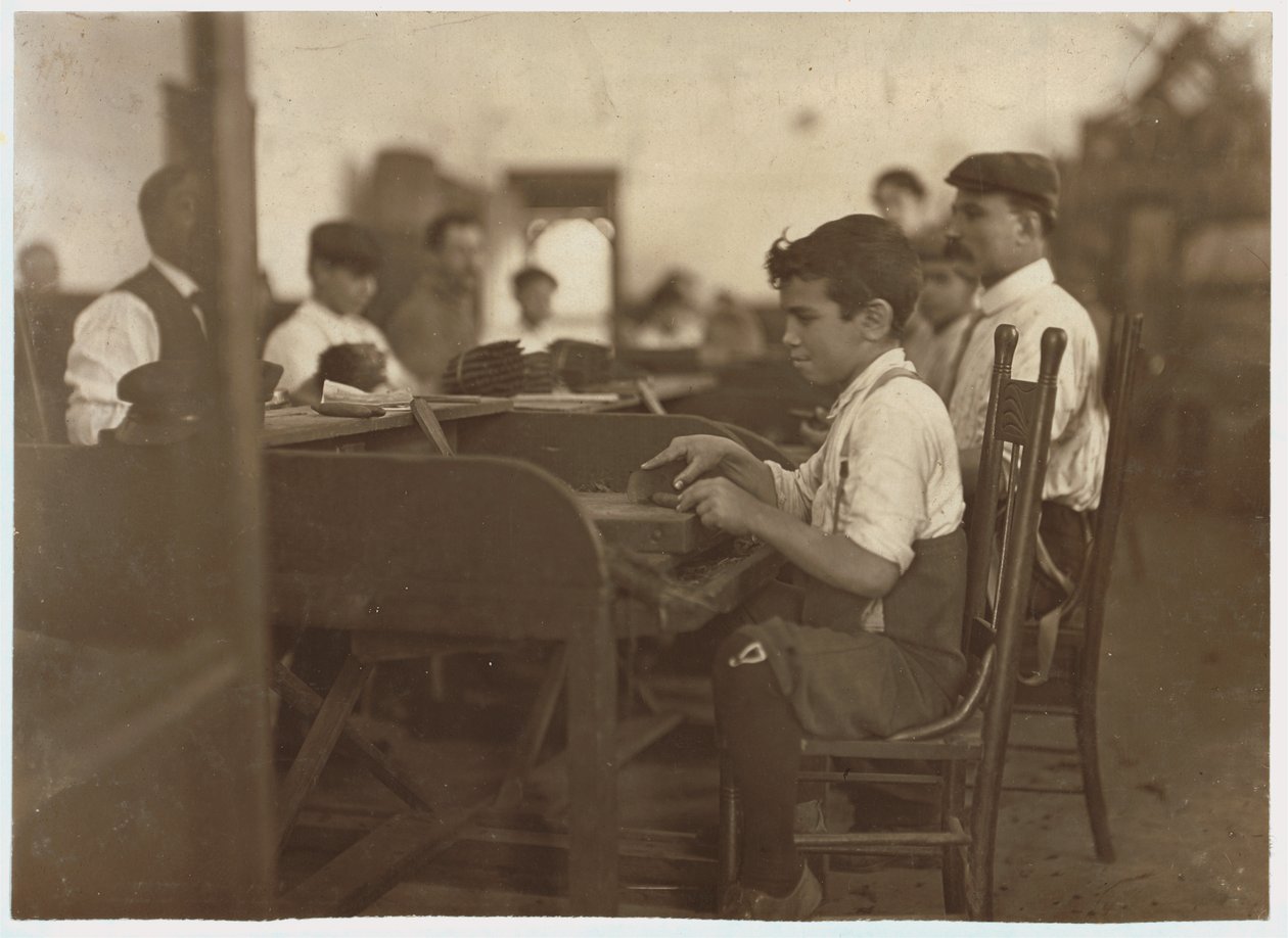 Kinderlehrling in der Zigarrenfabrik De Pedro Casellas, Tampa, Florida, 1909 von Lewis Wickes Hine