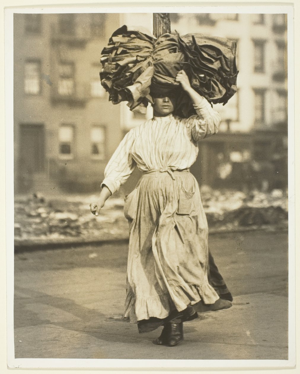 Erste Arbeit in Amerika, italienischer Einwanderer trägt Kleidungsstücke zum Mietshaus von Lewis Wickes Hine
