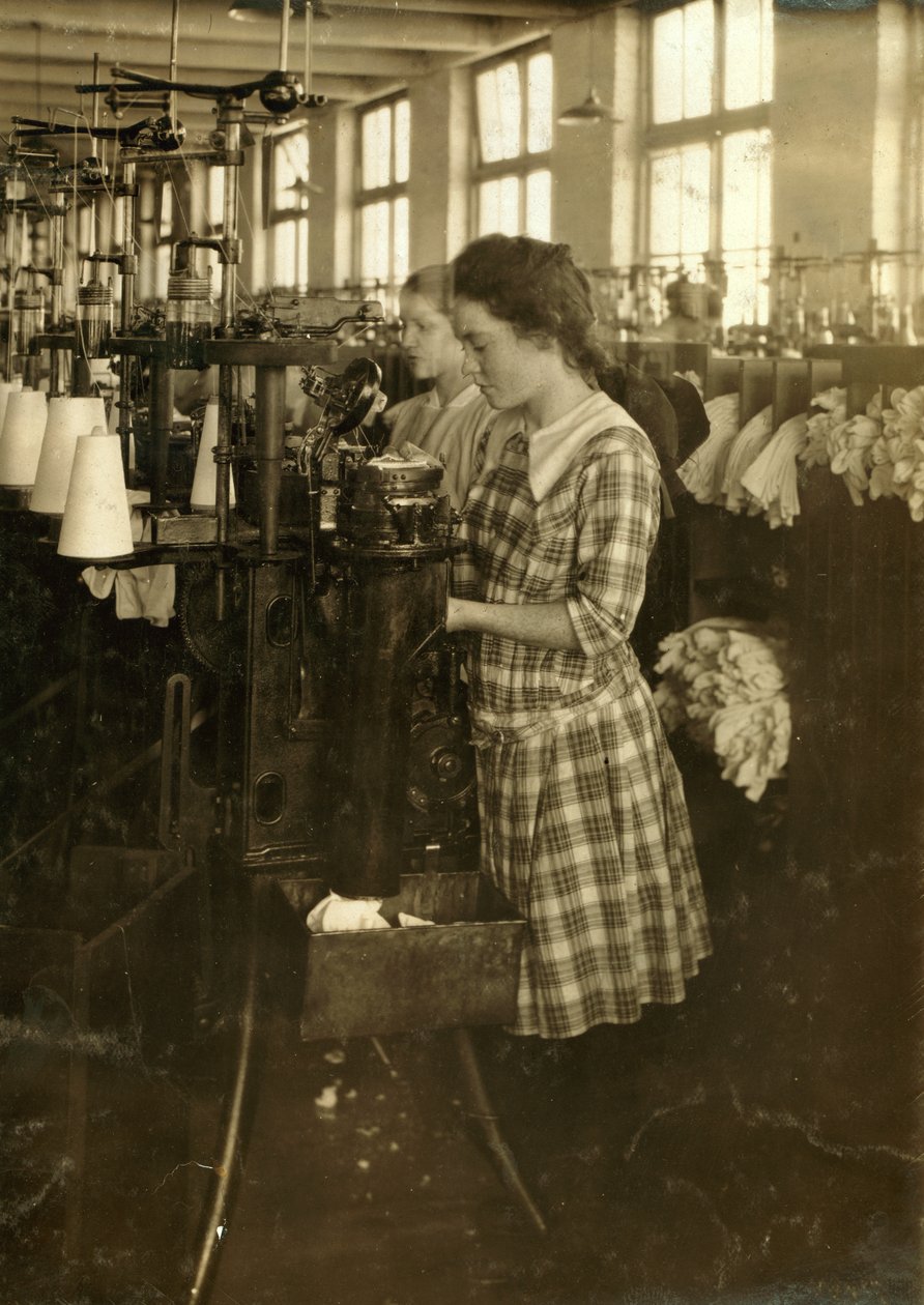 Mädchen, die in den Ipswich Mills in Boston, Massachusetts, Strümpfe herstellen von Lewis Wickes Hine