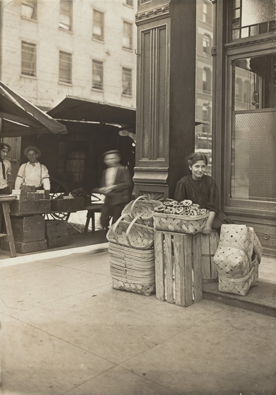 Lena Lochiavo - 11 Jahre alt, Korb- und Brezelverkäuferin, auf dem Sixth Street Market vor dem Saloon von Lewis Wickes Hine