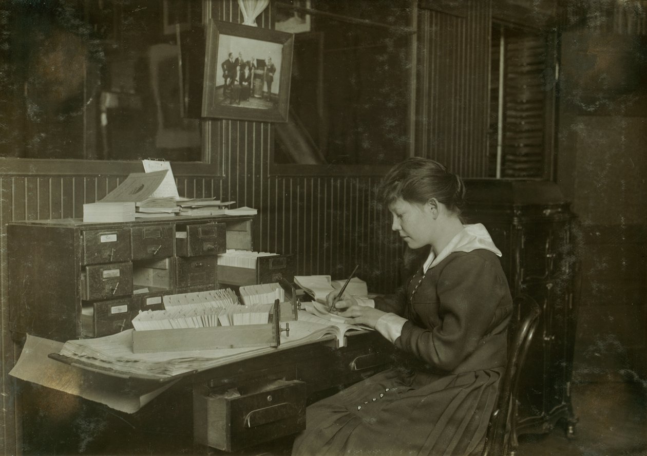 Malvina Amundsen, eine 15-jährige Büroangestellte bei der Eastern Talking Machine Co. in der Tremont Street 177 in Boston, Massachusetts von Lewis Wickes Hine