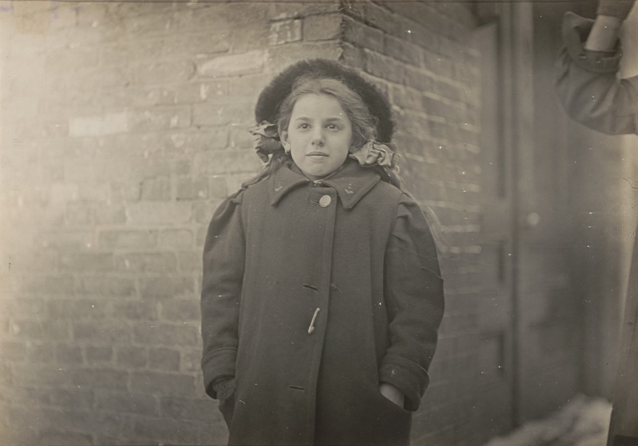 Mery Horn, eine Bucklige, deren Zustand durch die schwere Last der Zeitungen, die sie trug, verschlimmert wurde. Hartford, Connecticut, März 1909 von Lewis Wickes Hine