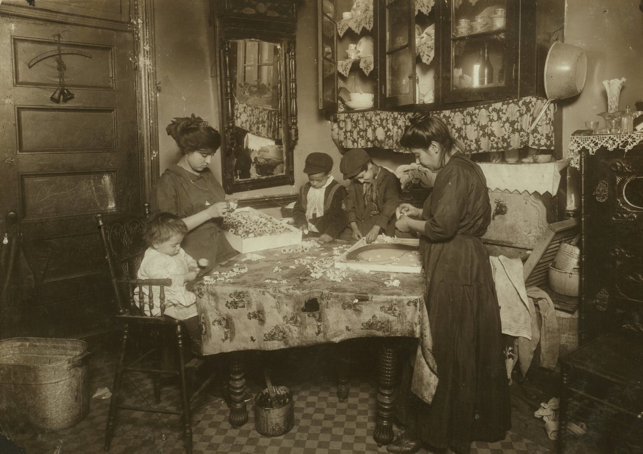 Mrs. Mette und ihre Kinder (Josephine 13, Nicholas 6 und Johnnie 8 verdienen zusammen nur 40-50 Cent pro Tag) machen Blumen in einem schmutzigen New Yorker Mietshaus, 1911 von Lewis Wickes Hine