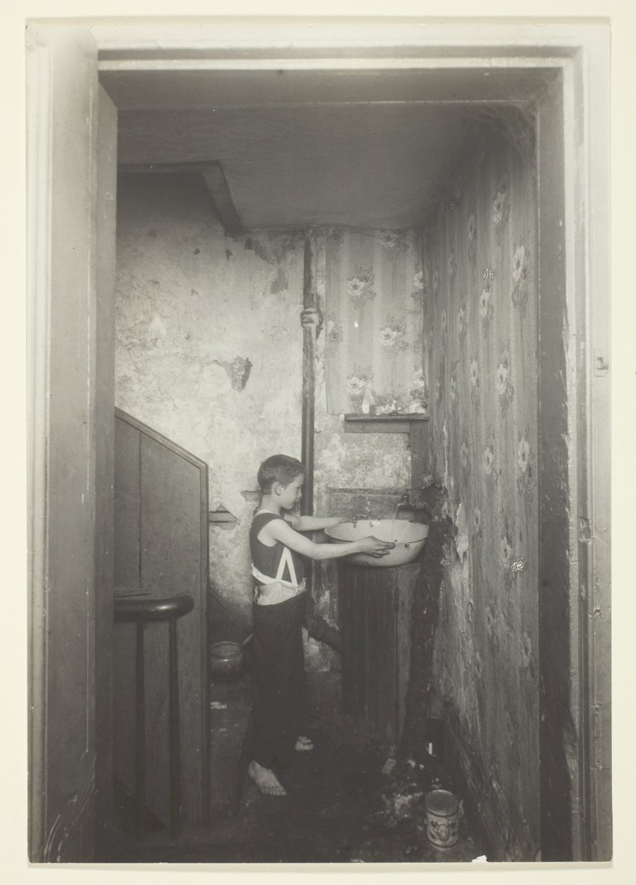 Ein Zapfhahn pro Etage. Altes Mietshaus in New York von Lewis Wickes Hine