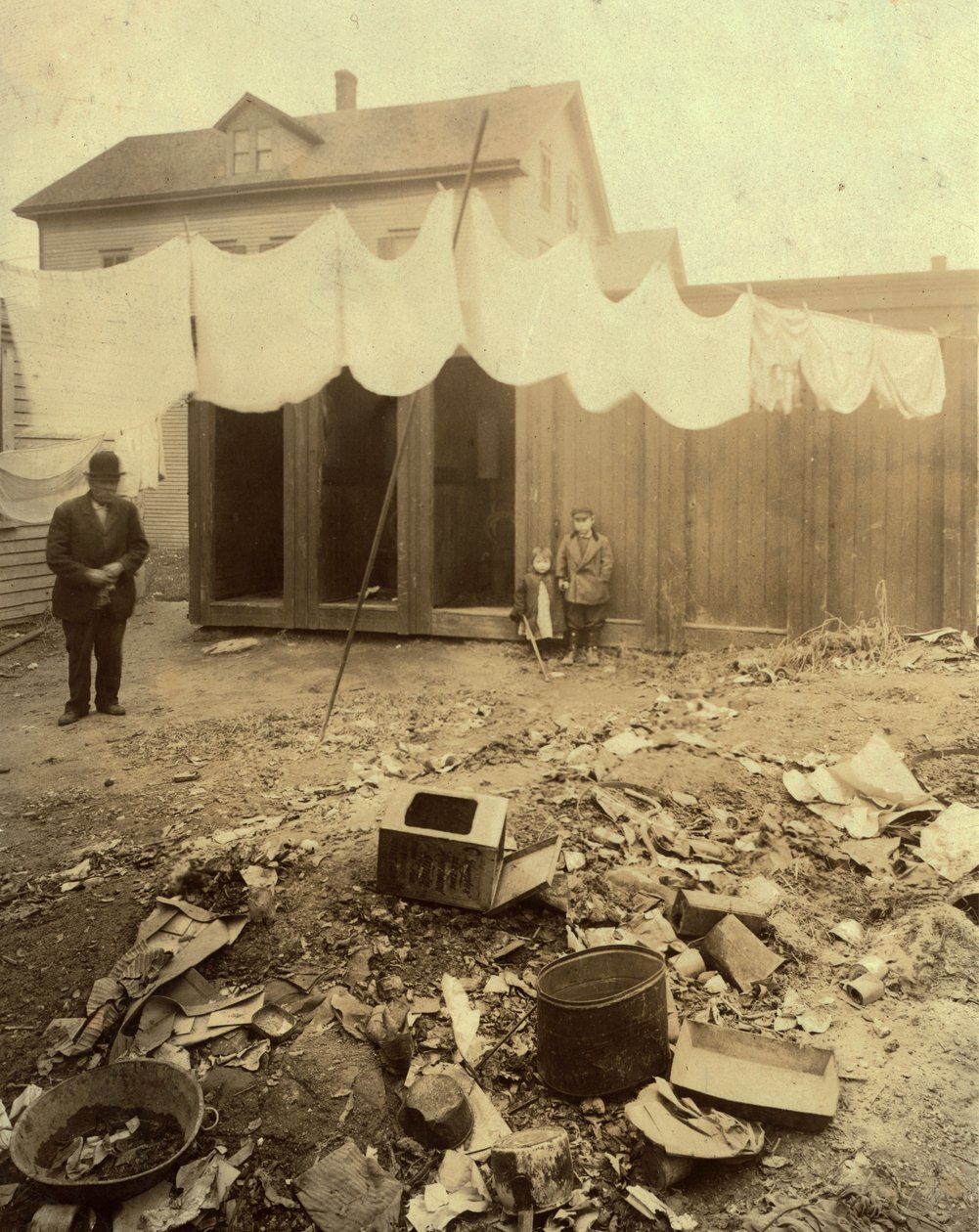 Plumpsklos im Hinterhof in der Borden Street in Providence, Rhode Island von Lewis Wickes Hine