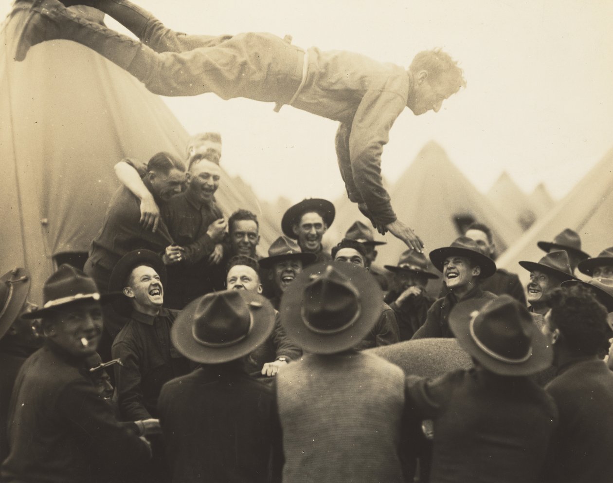 In die Luft geschleuderter Soldat von Lewis Wickes Hine