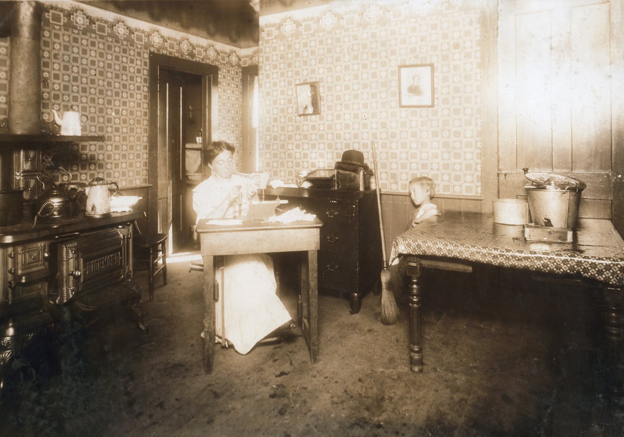 Frau, die Borsten in Zahnbürsten in ihrer Küche einsetzt, ca. 1912 von Lewis Wickes Hine