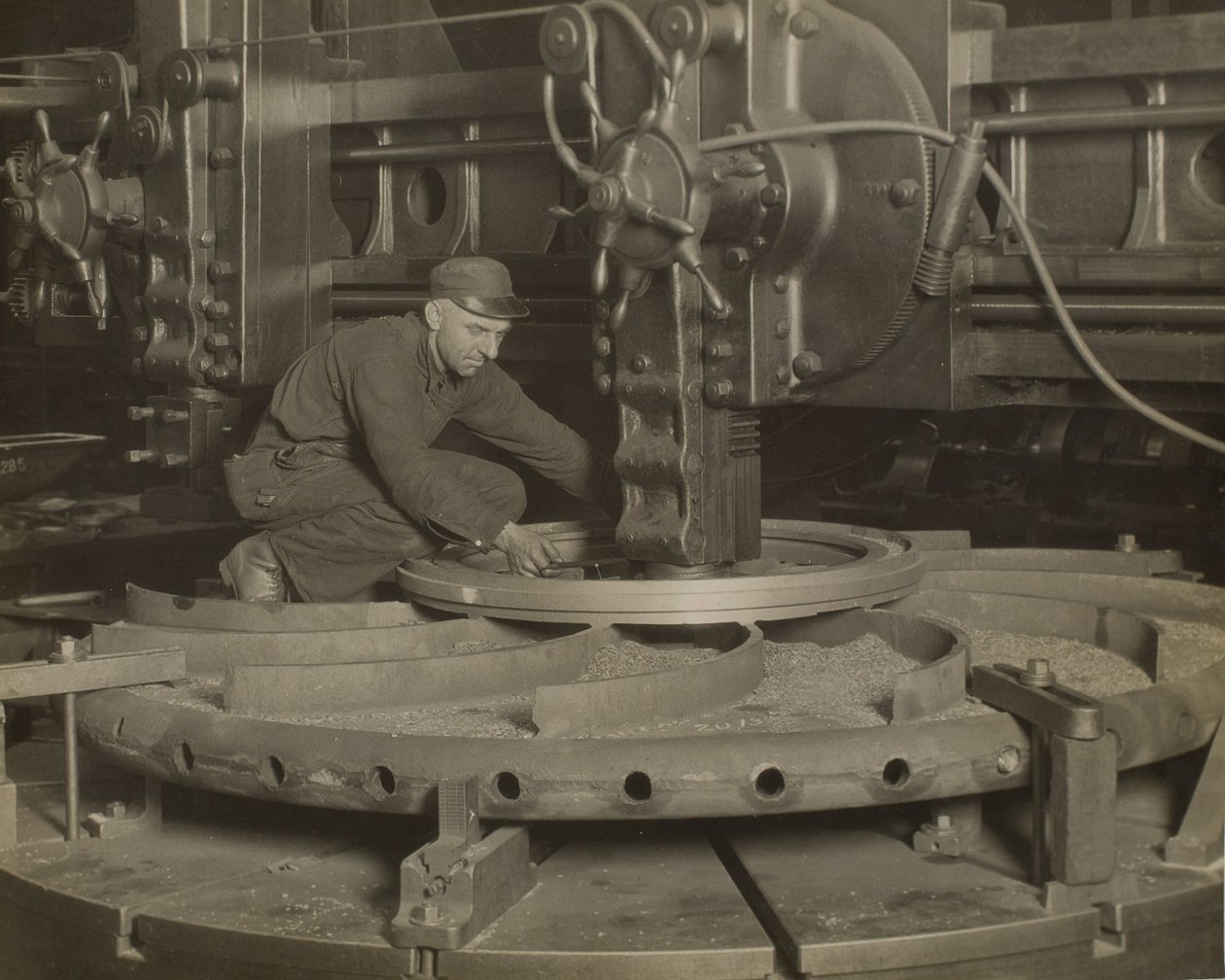 Arbeiter an der Schleifmaschine von Lewis Wickes Hine