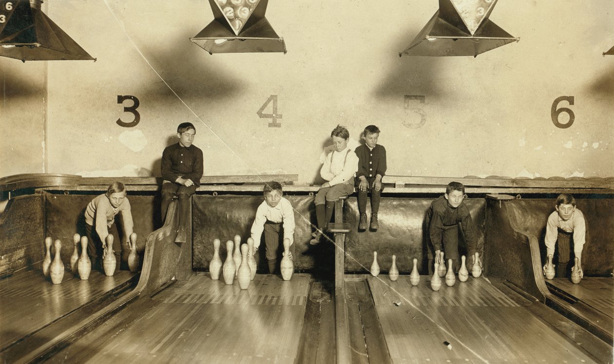 Junge Jungen stellen spät in der Nacht Kegel im Arcade Bowling Alley auf, Trenton, New Jersey, USA, ca. 1909 von Lewis Wickes Hine
