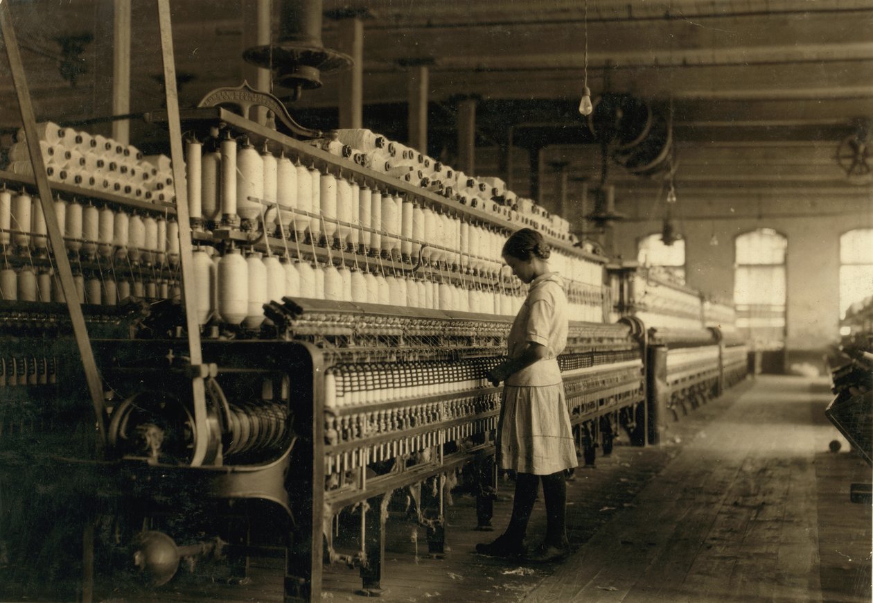 Junge Teenagerin arbeitet als Spinnerin in einer Baumwollspinnerei, West, Texas, USA, ca. 1913 von Lewis Wickes Hine