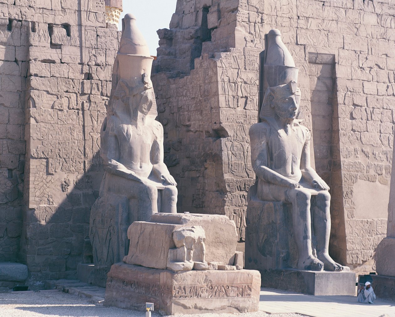 Tempel von Luxor, Pylon von Ramses II., zwei kolossale Statuen des Königs von Unbekannt Unbekannt