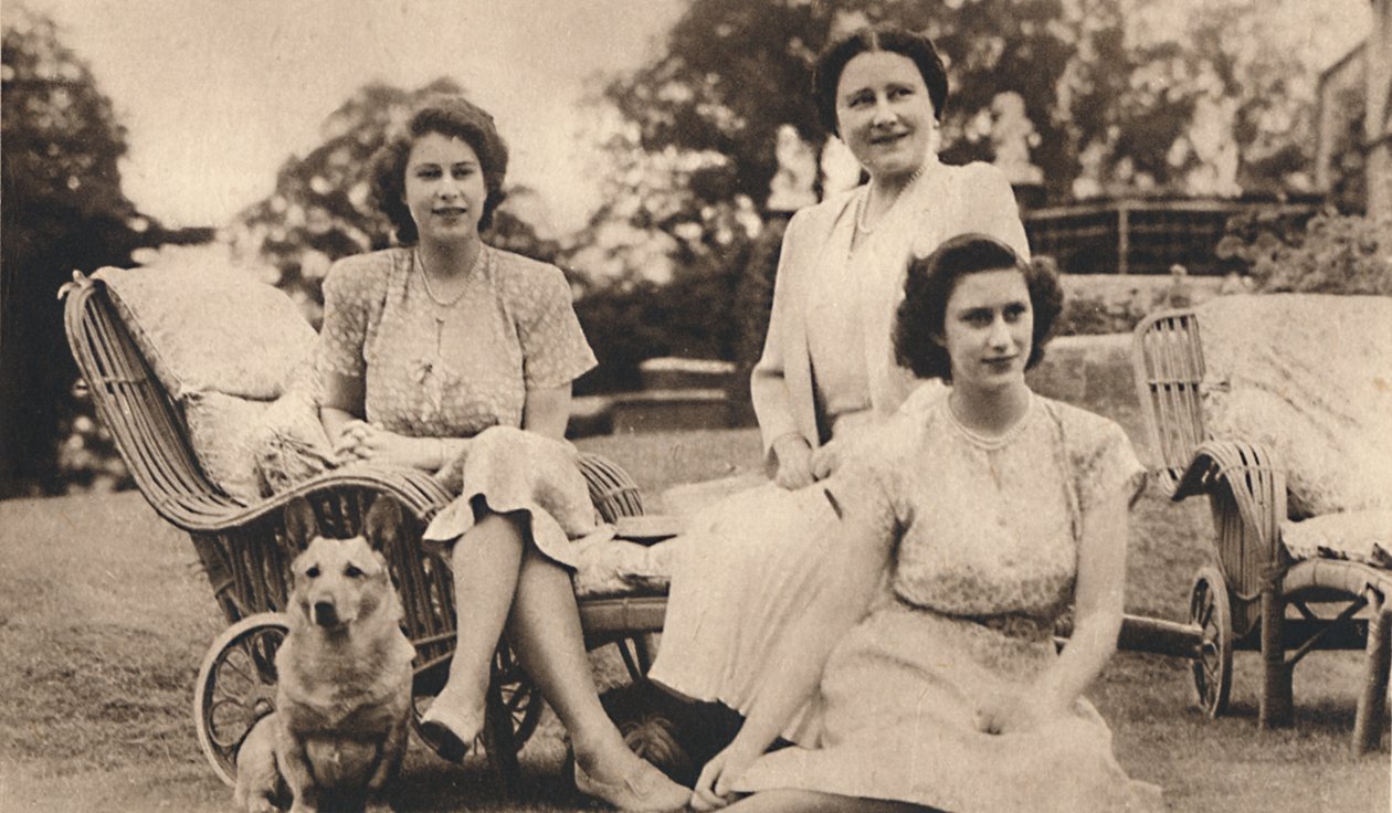 Ihre Majestät die Königin mit den königlichen Prinzessinnen, ca. 1950 von Lisa Sheridan