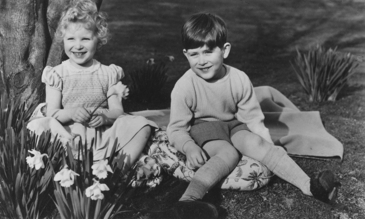Prinz Charles und Prinzessin Anne als Kinder in Balmoral, 28. September 1952 von Lisa Sheridan