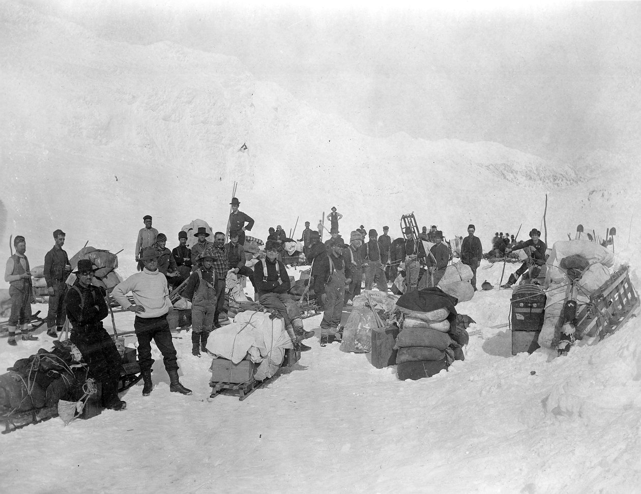 Goldsucher auf dem Gipfel des Chilkoot-Passes, Alaska, 1897 von Lloyd Valentine and Pond, Edwin Percy Winter