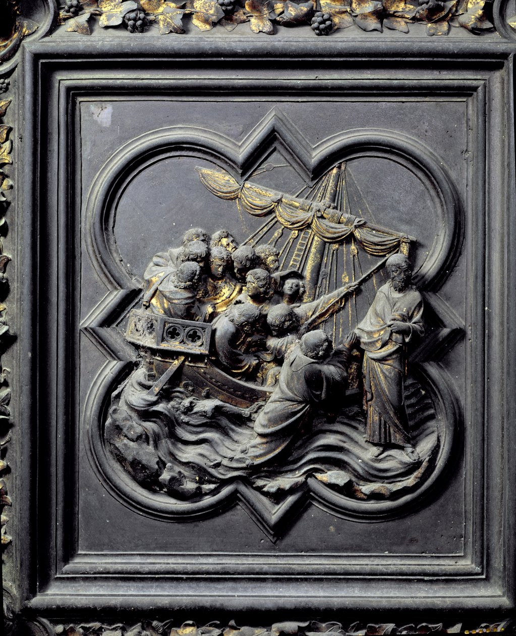 Jesus geht auf dem Wasser und rettet Petrus, achtes Panel der Nordtüren des Baptisteriums von San Giovanni, 1403-24 (Bronze) von Lorenzo Ghiberti