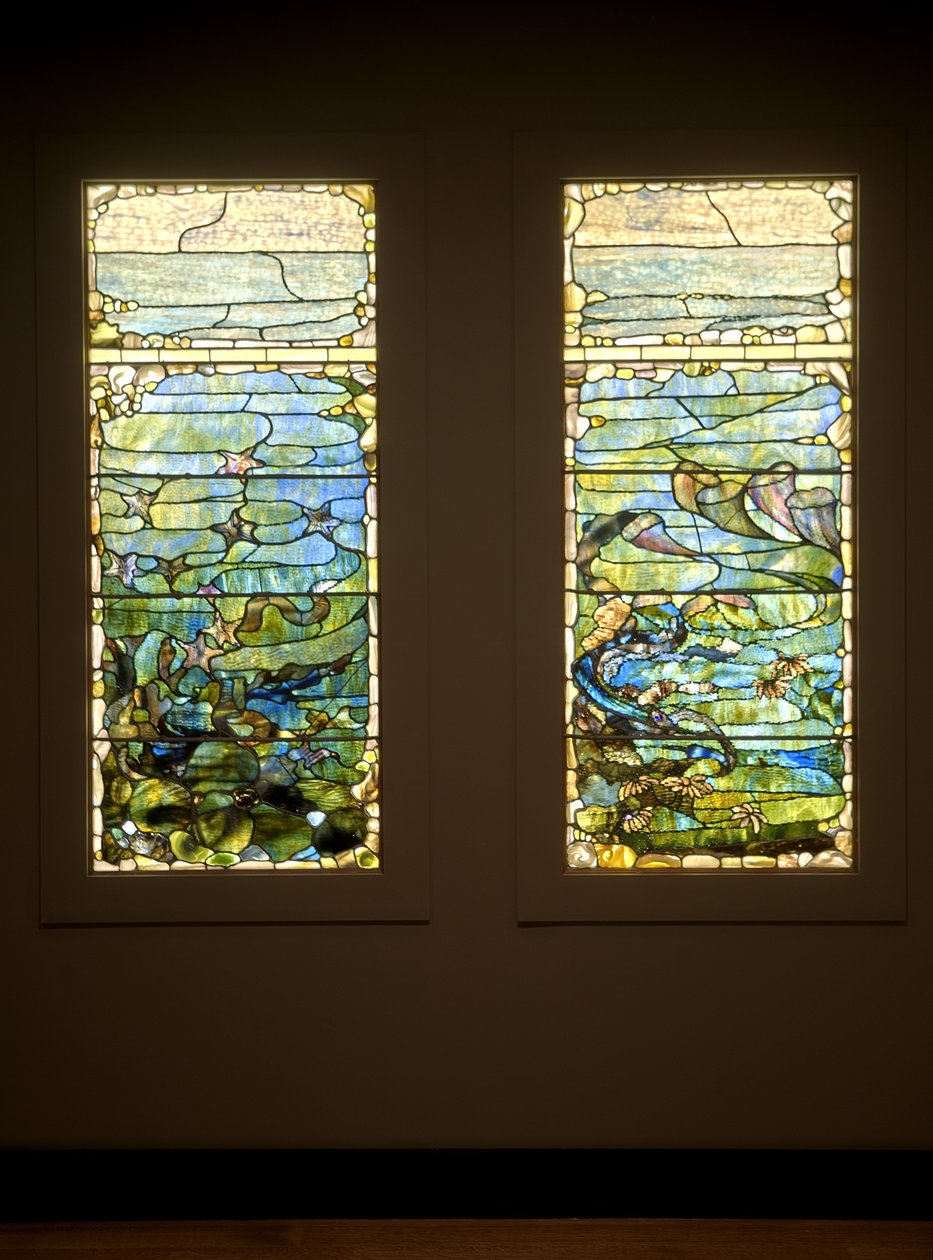 Fenster mit Seestern ("Frühling") und Fenster mit Seeanemone ("Sommer"), ca. 1885-1895 (Glas, Blei, Eisen und Holzrahmen (original)) von Louis Comfort Tiffany