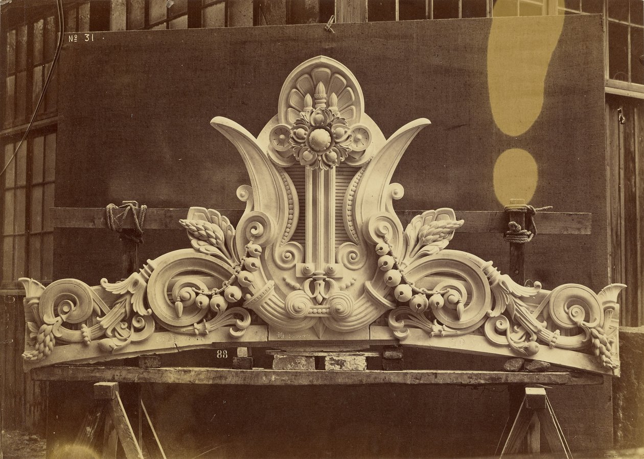 Dämpfung der Giebel der Pavillons. Hauptfassade. von Louis Emile Durandelle