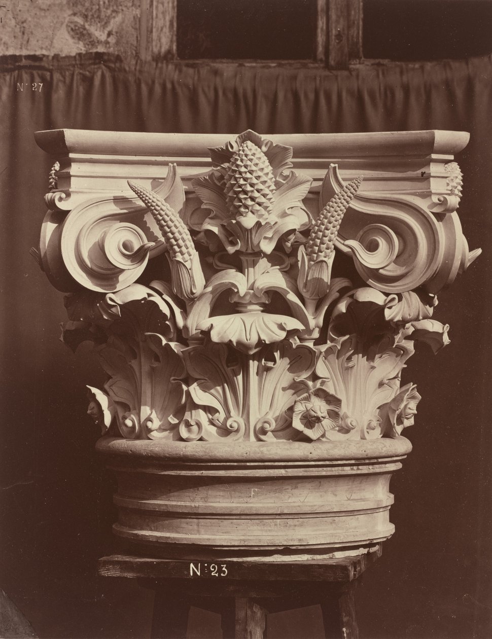 Ornamentale Skulptur aus der Pariser Oper (Säulenfragment) von Louis Emile Durandelle