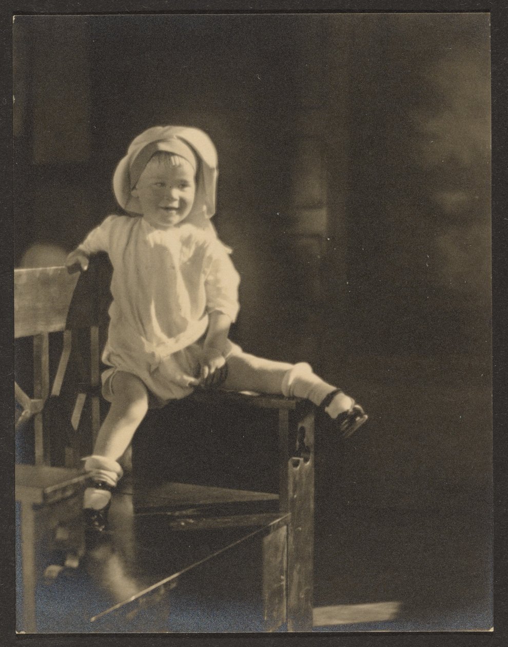 [Baby auf Bank sitzend] von Louis Fleckenstein