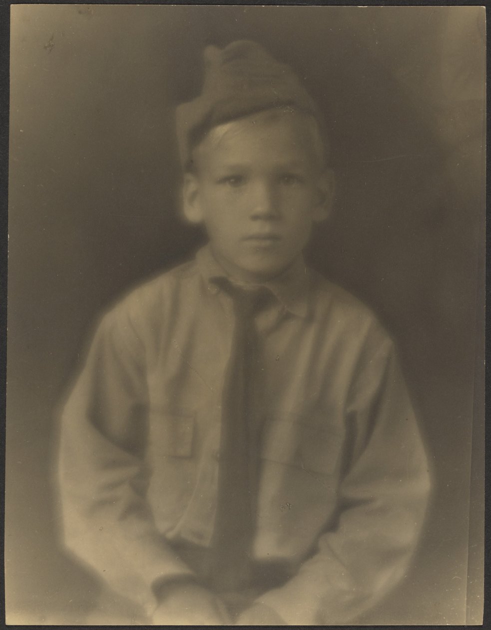 Junge als Soldat verkleidet von Louis Fleckenstein