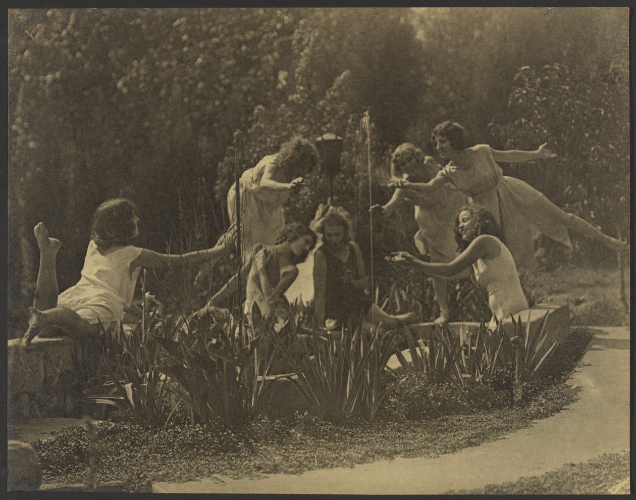 [Tänzer entlang der Gartenmauer] von Louis Fleckenstein