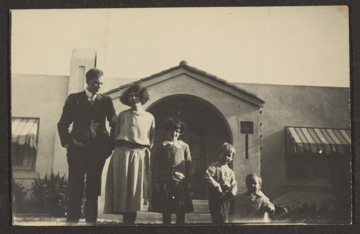 [Familienporträt vor dem Haus] von Louis Fleckenstein