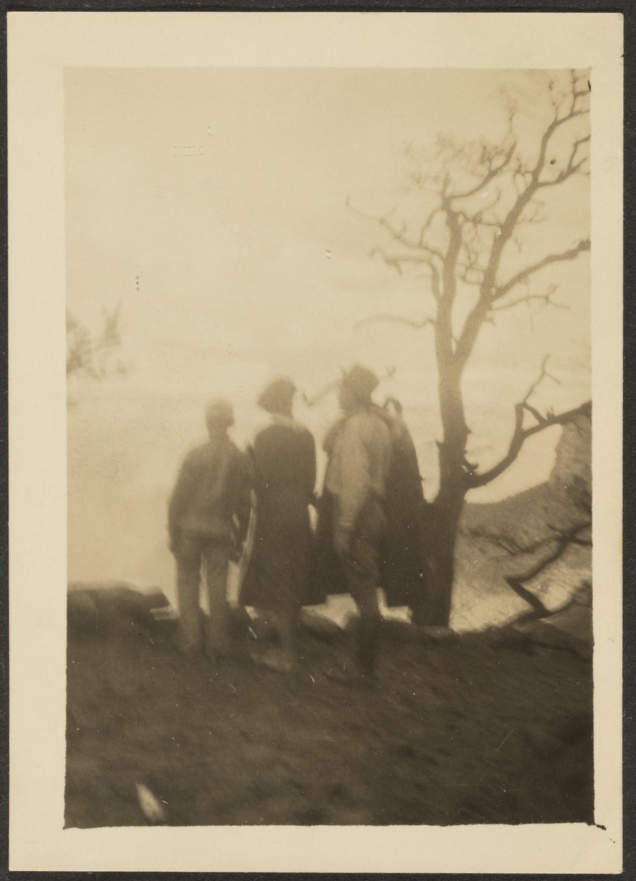 [Figuren im Schatten mit Baum] von Louis Fleckenstein