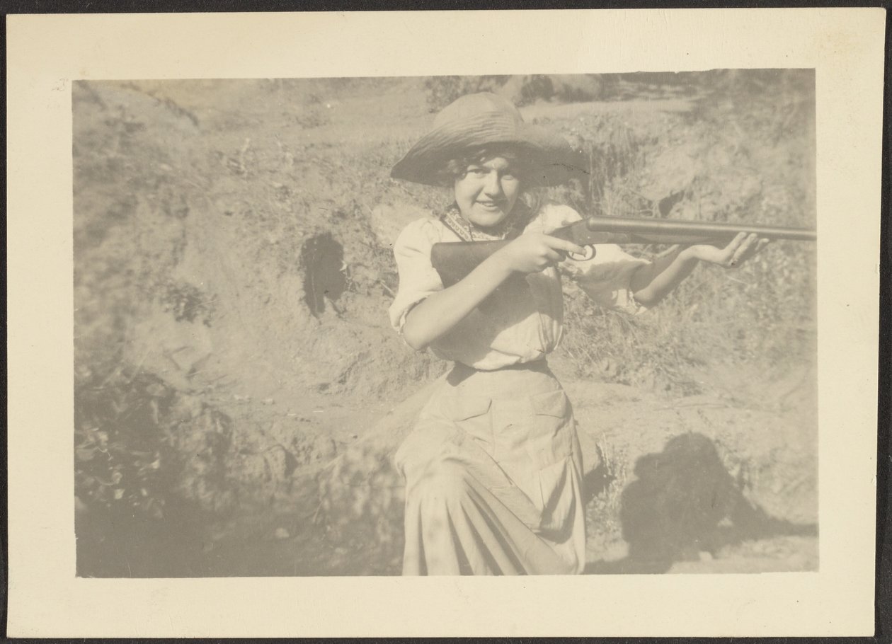 [Florence mit Gewehr] von Louis Fleckenstein