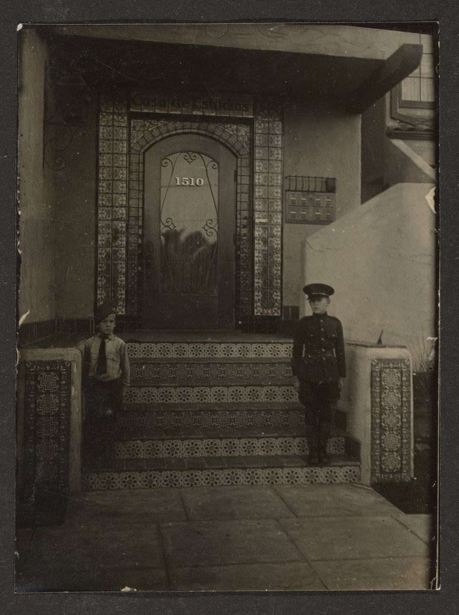 [Florences Söhne vor Fleckensteins Long Beach Studio] von Louis Fleckenstein