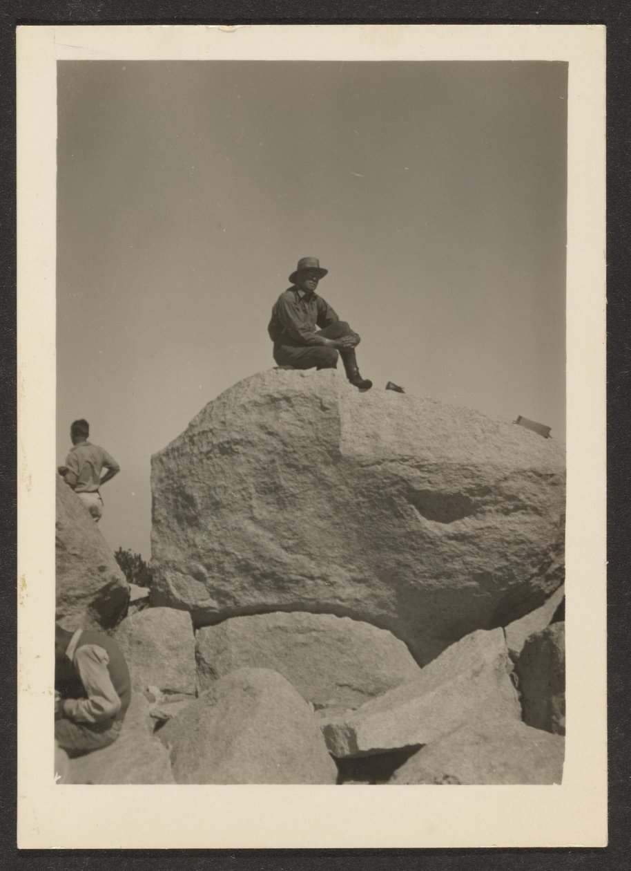 [Mann auf Felsen sitzend] von Louis Fleckenstein