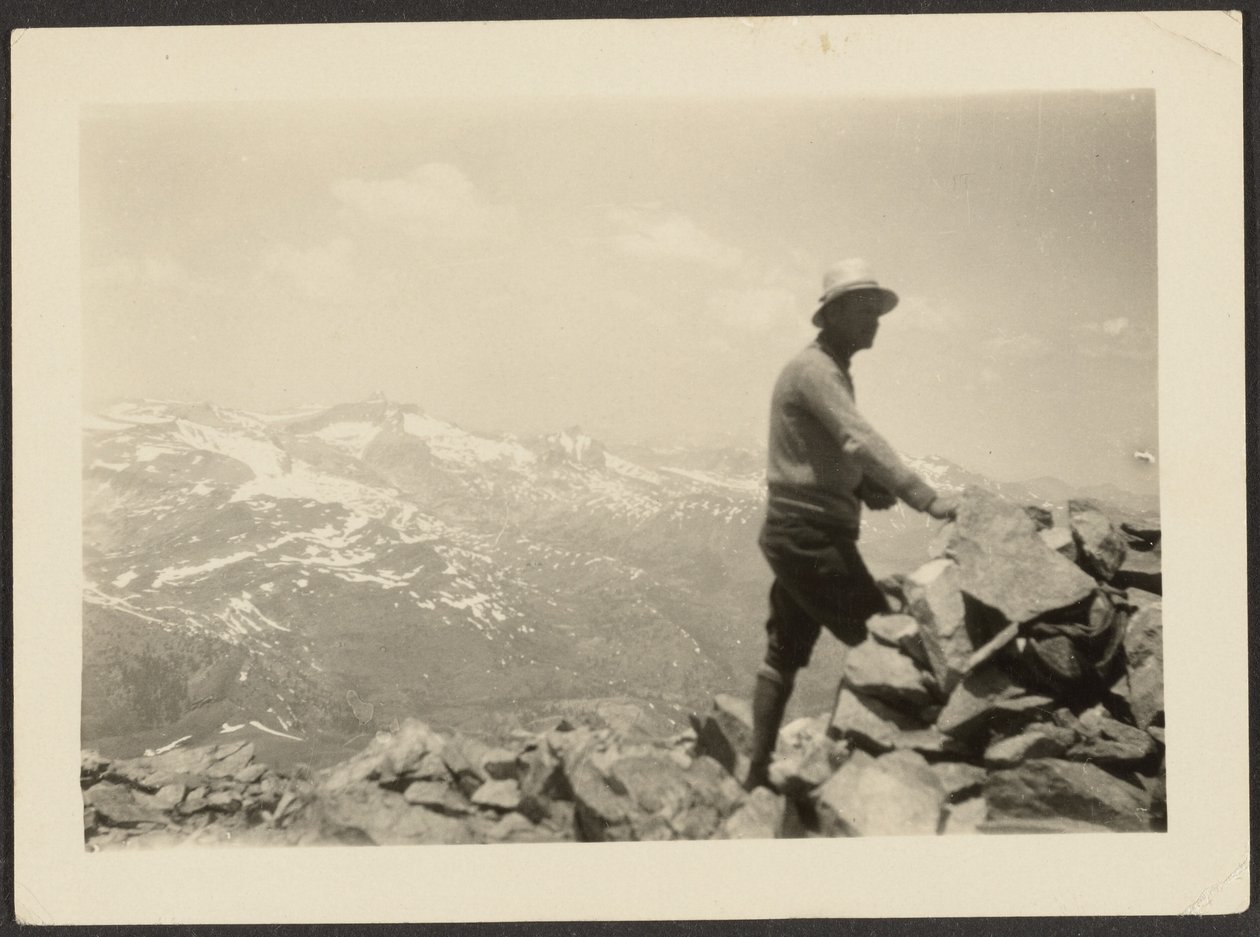[Mann in bergiger Landschaft] von Louis Fleckenstein